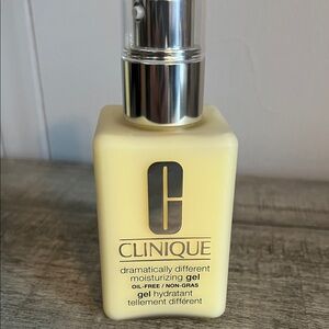 Clinique Hydrating Gel in Soft Yellow